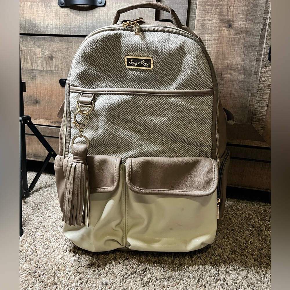 Itzy Ritzy Backpack Boss - Vanilla Latte